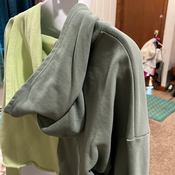 Cropped Jacket with Hoodie - Picture 3 of 6